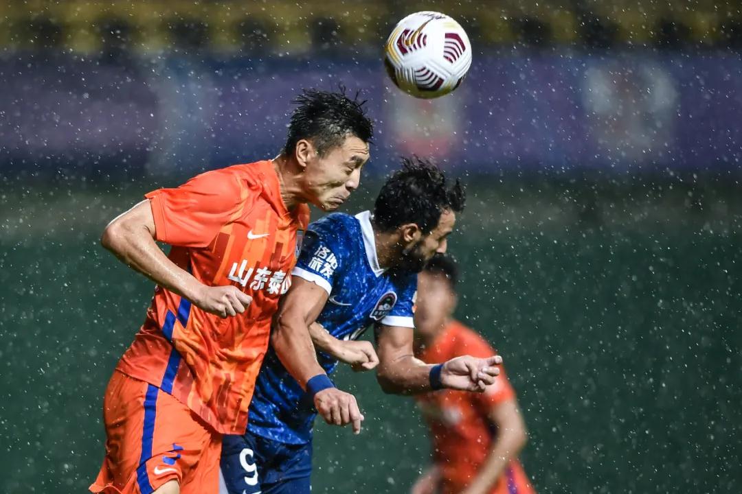 إصابات كورونا في نادي كولونيا تثير مخاوف بشأن عودة الدوري الألماني
